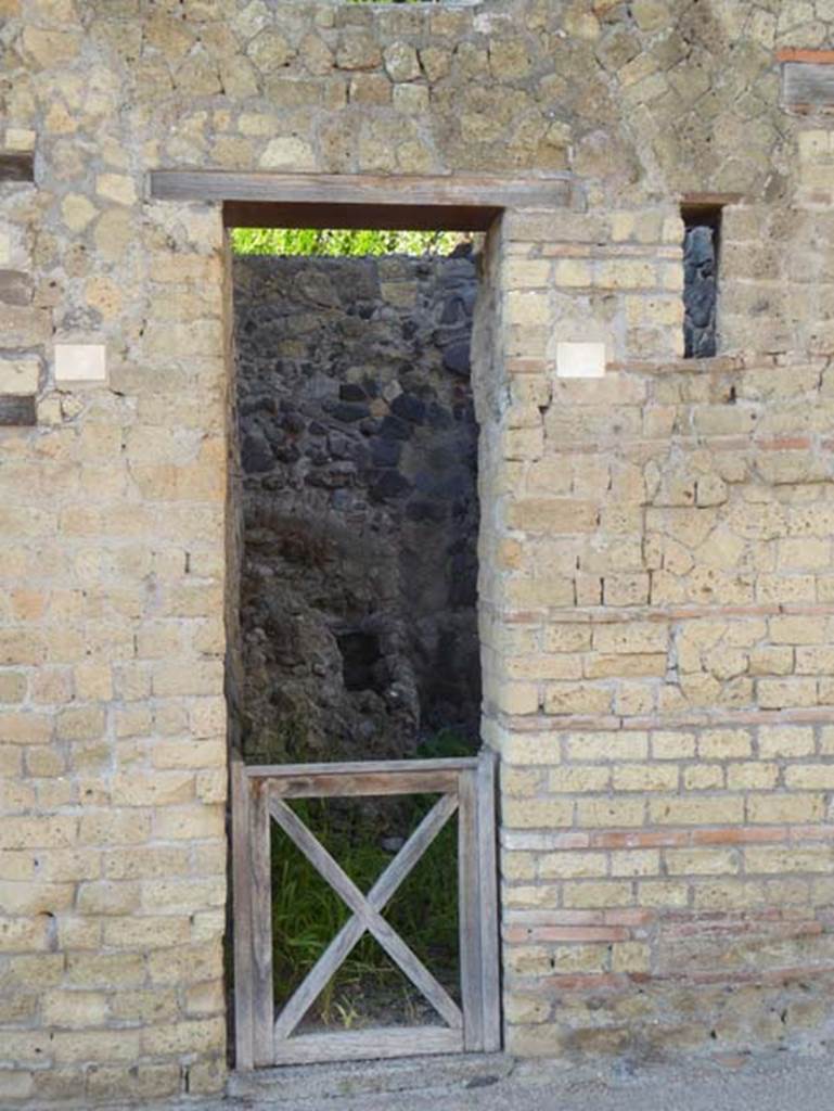 VII.6, Herculaneum. September 2015. Entrance doorway on west side of Cardo III.
Photo courtesy of Michael Binns.